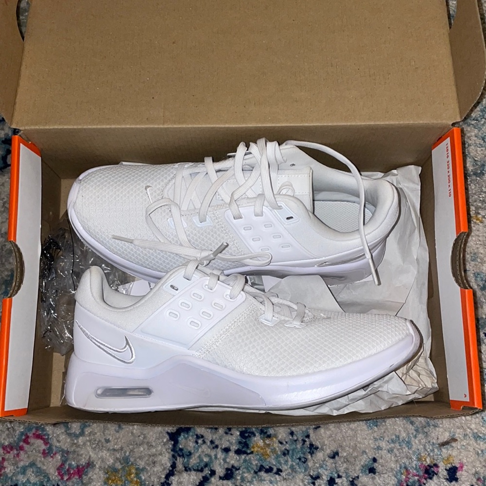 NWT Nike slim fit women’s air Max Bella TR4